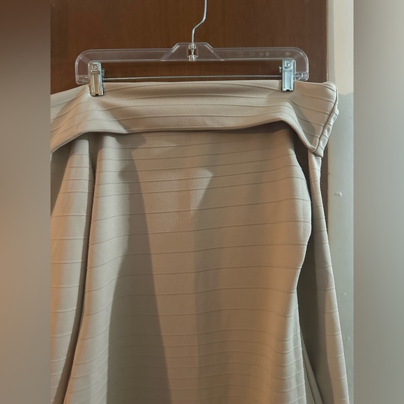 NWOT Cream Off-The Shoulder Body Con Dress Size XL - Picture 3 of 4